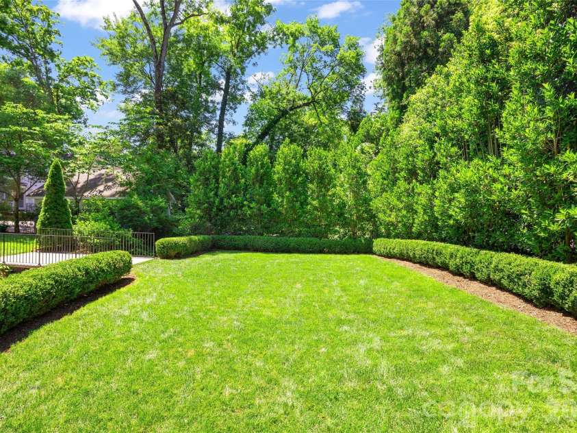 700 Cherokee Road, Charlotte, NC 28207.  MLS# CAR4379207, YatesRealty ID 26735. 