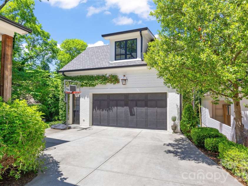 700 Cherokee Road, Charlotte, NC 28207.  MLS# CAR4379207, YatesRealty ID 26735. 