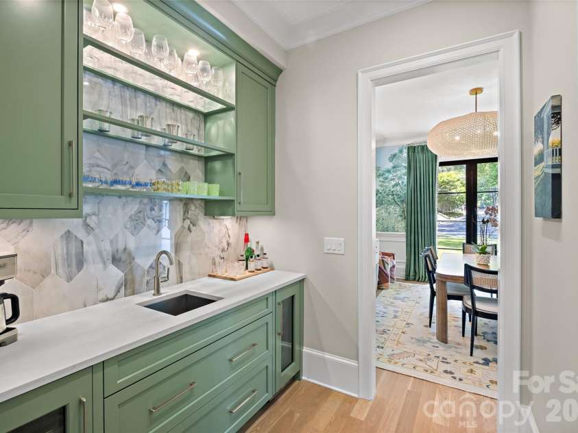 700 Cherokee Road, Charlotte, NC 28207.  MLS# CAR4379207, YatesRealty ID 26735. 