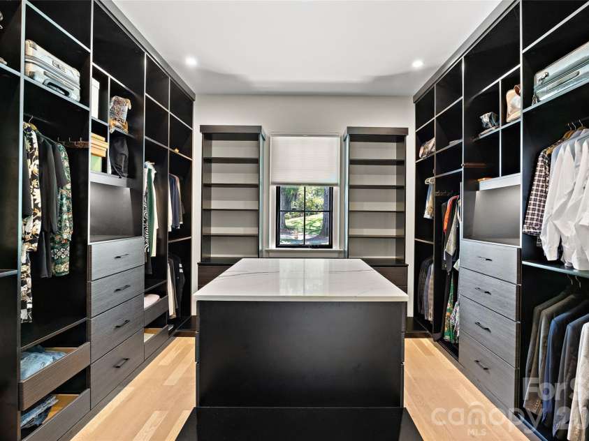 700 Cherokee Road, Charlotte, NC 28207.  MLS# CAR4379207, YatesRealty ID 26735. 