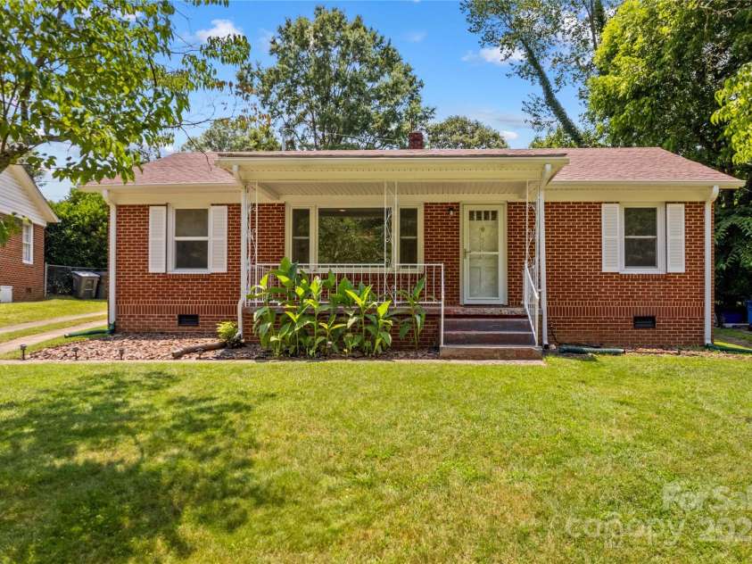 564 Greenway Drive, Statesville, NC 28677.  MLS# CAR4276083, YatesRealty ID 26736. 