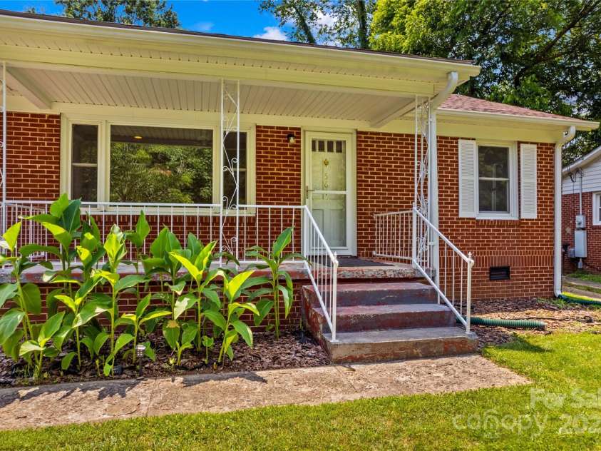 564 Greenway Drive, Statesville, NC 28677.  MLS# CAR4276083, YatesRealty ID 26736. 