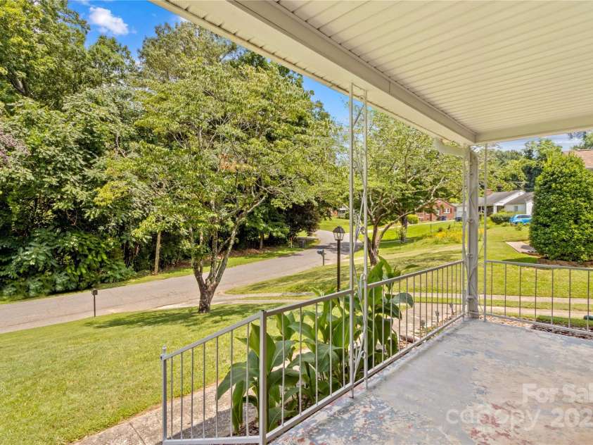 564 Greenway Drive, Statesville, NC 28677.  MLS# CAR4276083, YatesRealty ID 26736. 