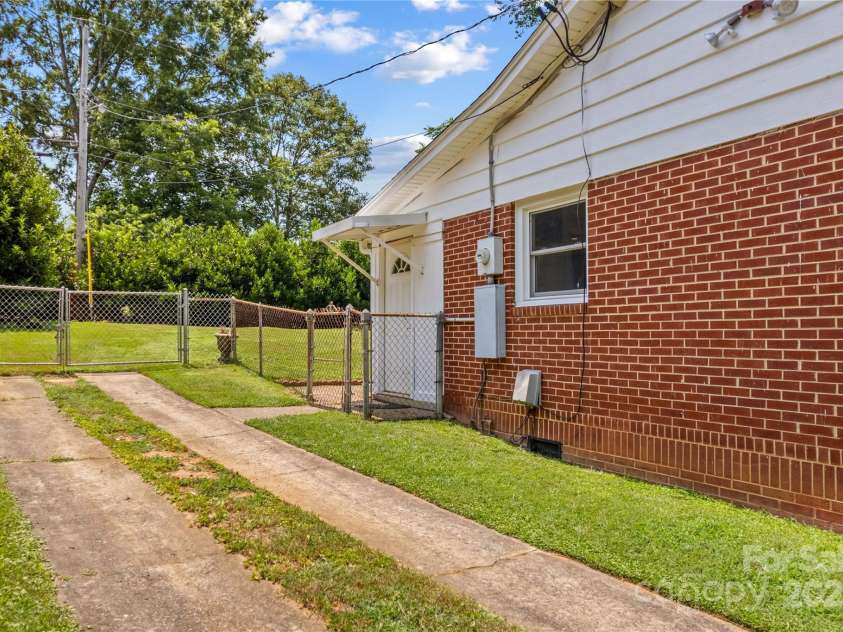 564 Greenway Drive, Statesville, NC 28677.  MLS# CAR4276083, YatesRealty ID 26736. 