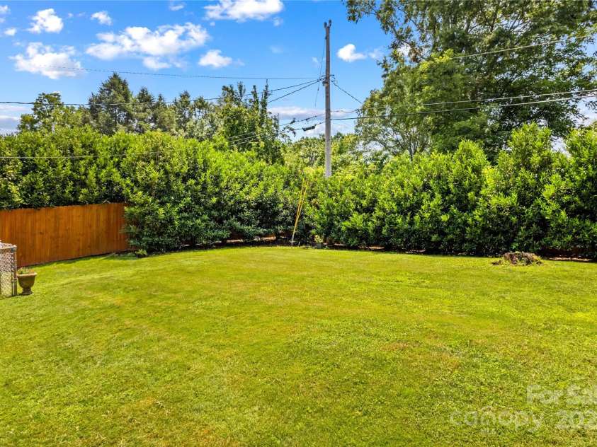 564 Greenway Drive, Statesville, NC 28677.  MLS# CAR4276083, YatesRealty ID 26736. 