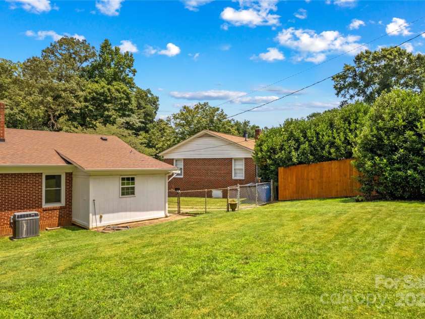 564 Greenway Drive, Statesville, NC 28677.  MLS# CAR4276083, YatesRealty ID 26736. 