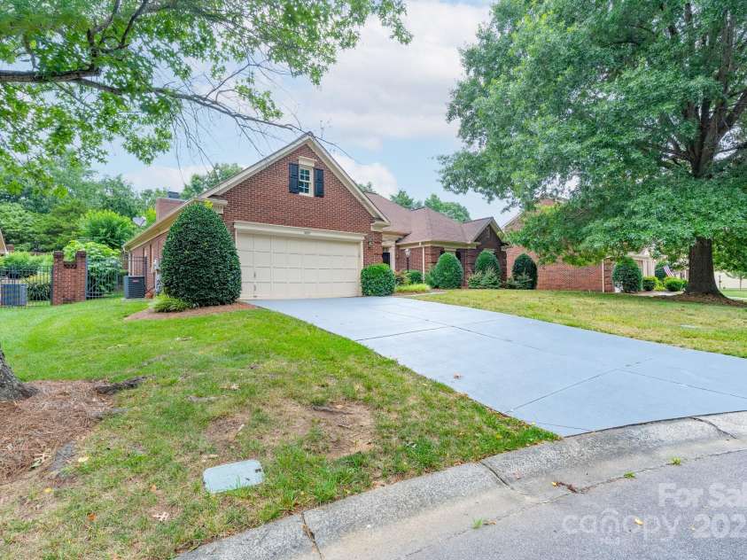 10511 Pullengreen Drive, Charlotte, NC 28277.  MLS# CAR4278829, YatesRealty ID 26738. 
