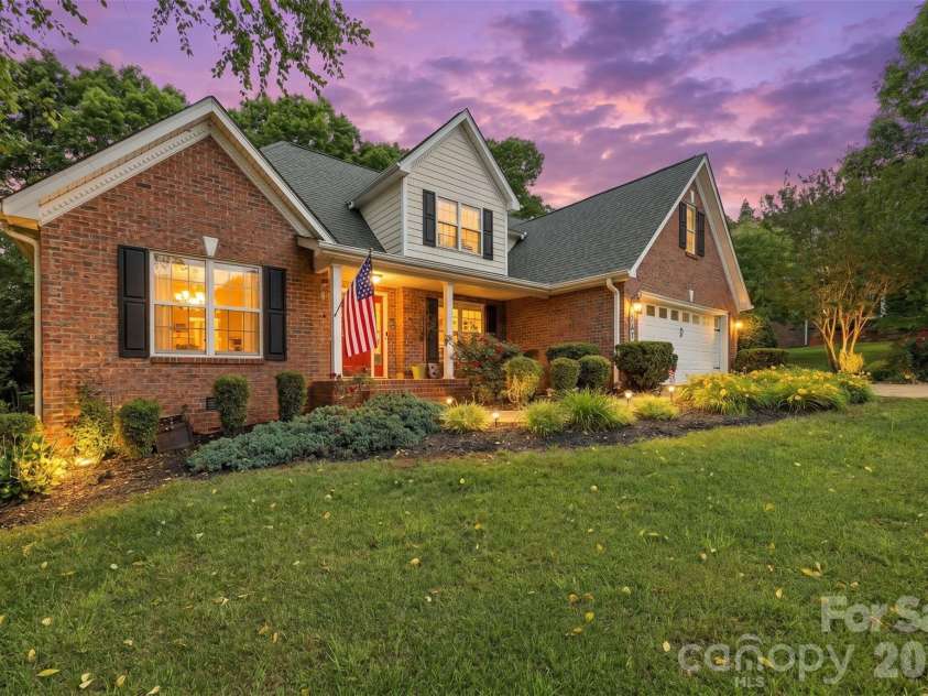 1197 Waterford Drive, Hickory, NC 28602.  MLS# CAR4386595, YatesRealty ID 26738. 