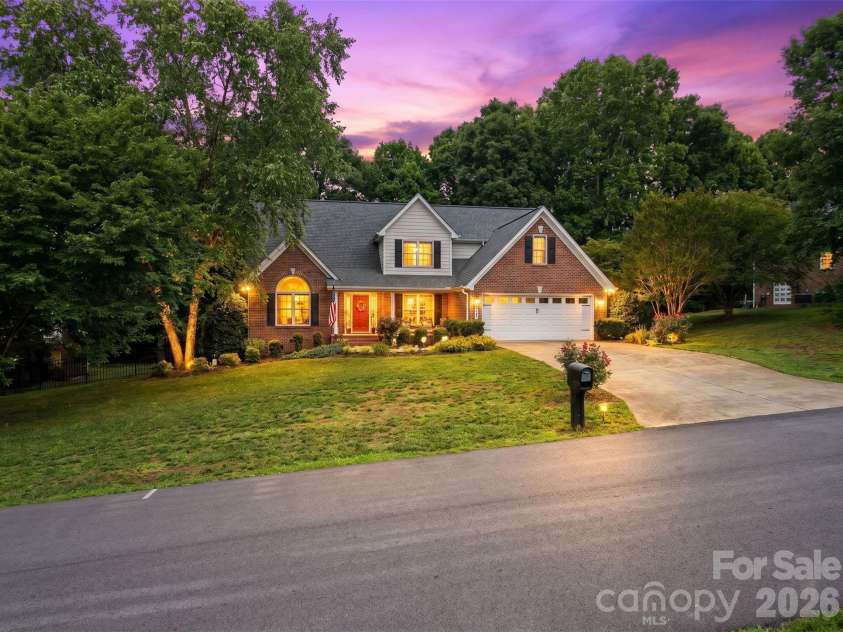 1197 Waterford Drive, Hickory, NC 28602.  MLS# CAR4386595, YatesRealty ID 26738. 