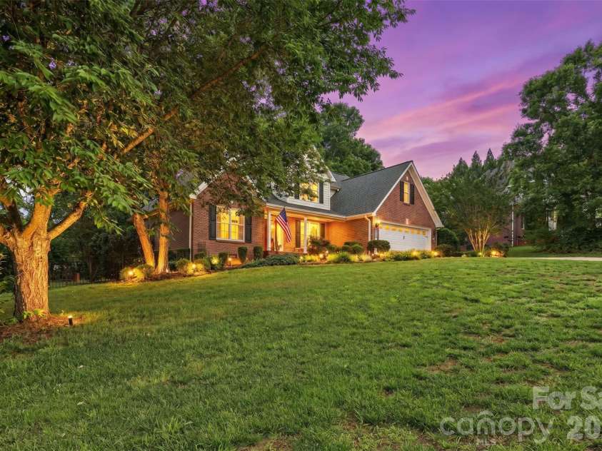 1197 Waterford Drive, Hickory, NC 28602.  MLS# CAR4386595, YatesRealty ID 26738. 