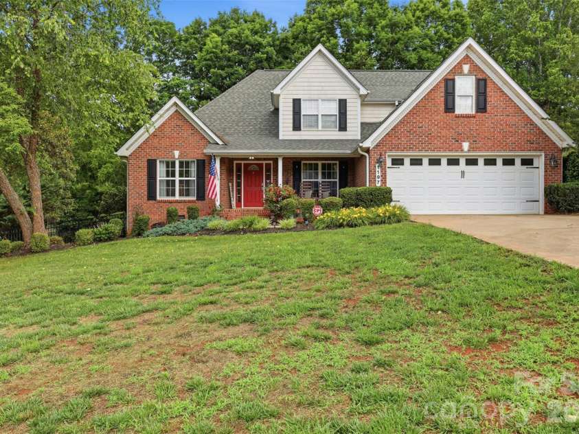 1197 Waterford Drive, Hickory, NC 28602.  MLS# CAR4386595, YatesRealty ID 26738. 