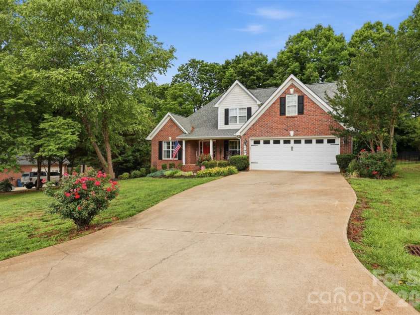 1197 Waterford Drive, Hickory, NC 28602.  MLS# CAR4386595, YatesRealty ID 26738. 