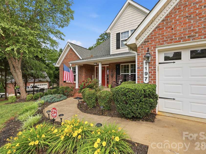 1197 Waterford Drive, Hickory, NC 28602.  MLS# CAR4386595, YatesRealty ID 26738. 