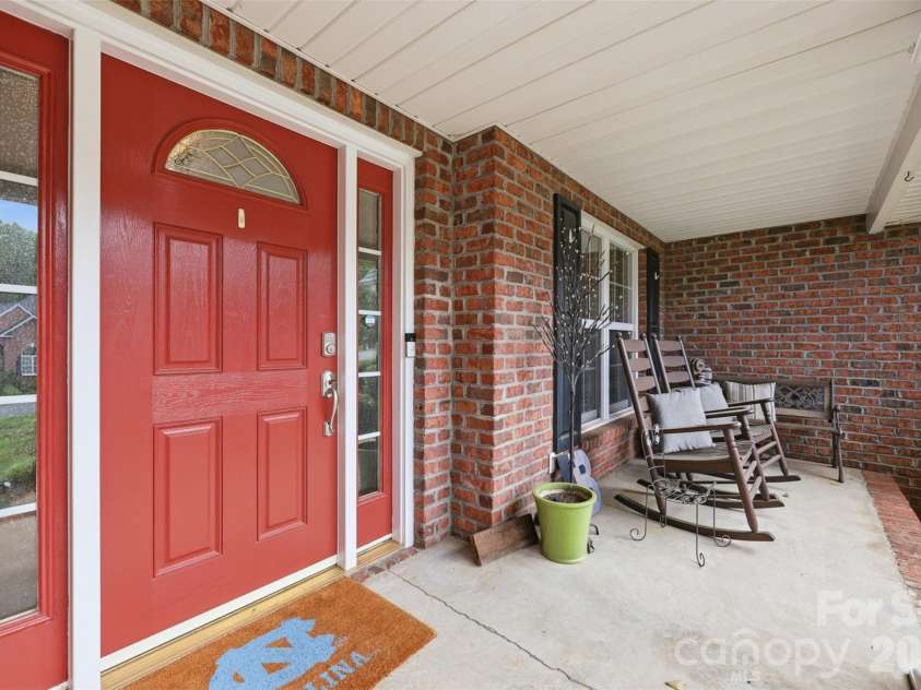 1197 Waterford Drive, Hickory, NC 28602.  MLS# CAR4386595, YatesRealty ID 26738. 