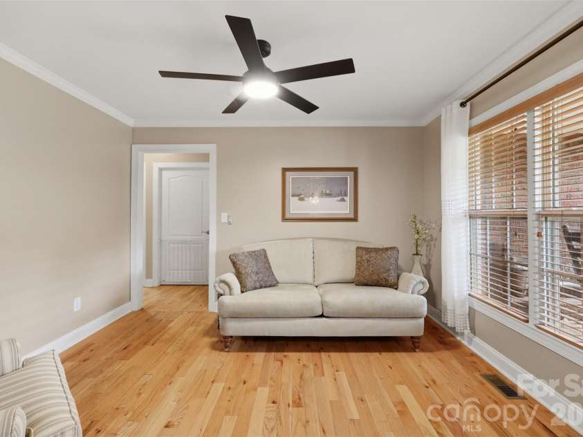 1197 Waterford Drive, Hickory, NC 28602.  MLS# CAR4386595, YatesRealty ID 26738. 
