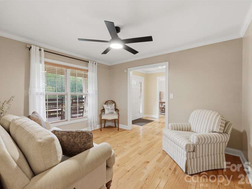 1197 Waterford Drive, Hickory, NC 28602.  MLS# CAR4386595, YatesRealty ID 26738. 