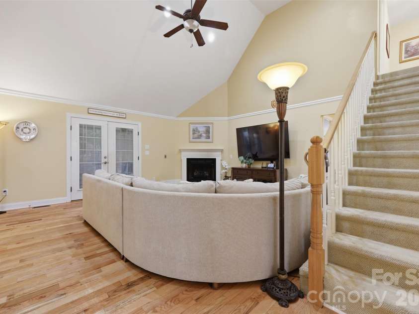 1197 Waterford Drive, Hickory, NC 28602.  MLS# CAR4386595, YatesRealty ID 26738. 
