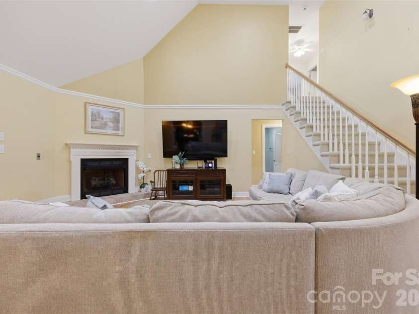 1197 Waterford Drive, Hickory, NC 28602.  MLS# CAR4386595, YatesRealty ID 26738. 