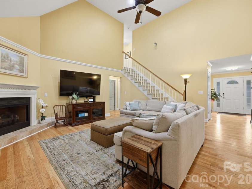 1197 Waterford Drive, Hickory, NC 28602.  MLS# CAR4386595, YatesRealty ID 26738. 