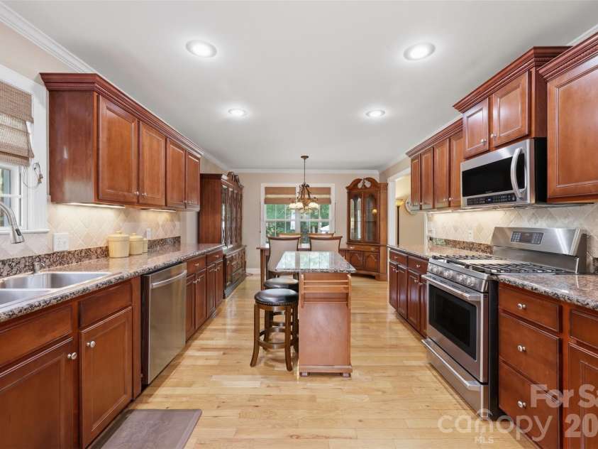 1197 Waterford Drive, Hickory, NC 28602.  MLS# CAR4386595, YatesRealty ID 26738. 