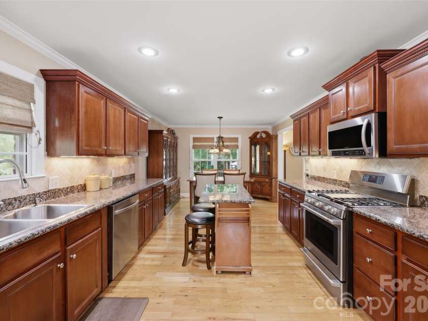 1197 Waterford Drive, Hickory, NC 28602.  MLS# CAR4386595, YatesRealty ID 26738. 