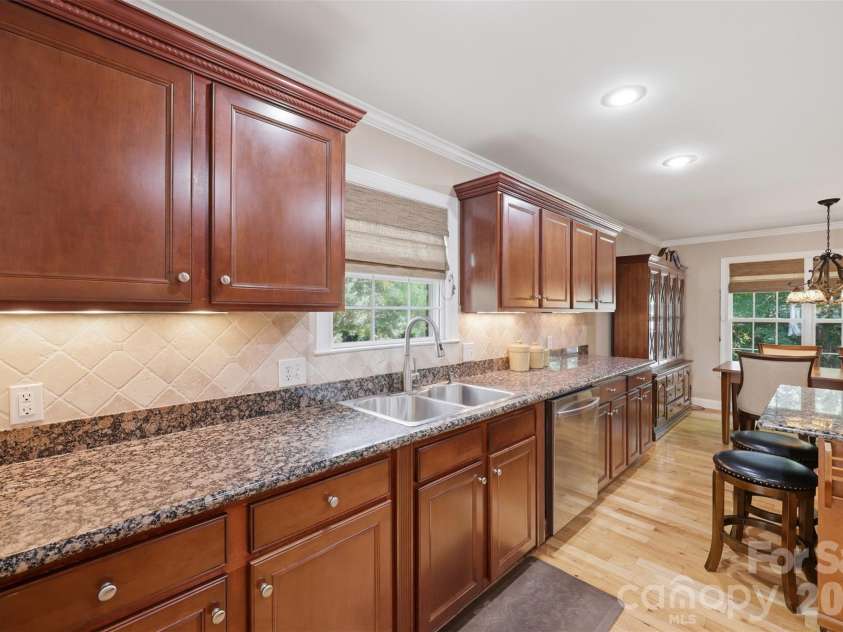 1197 Waterford Drive, Hickory, NC 28602.  MLS# CAR4386595, YatesRealty ID 26738. 