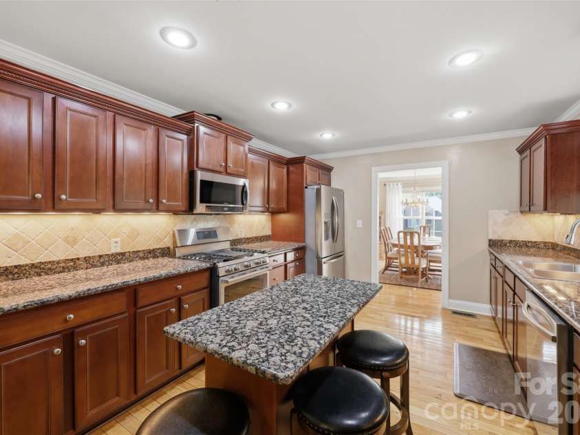 1197 Waterford Drive, Hickory, NC 28602.  MLS# CAR4386595, YatesRealty ID 26738. 