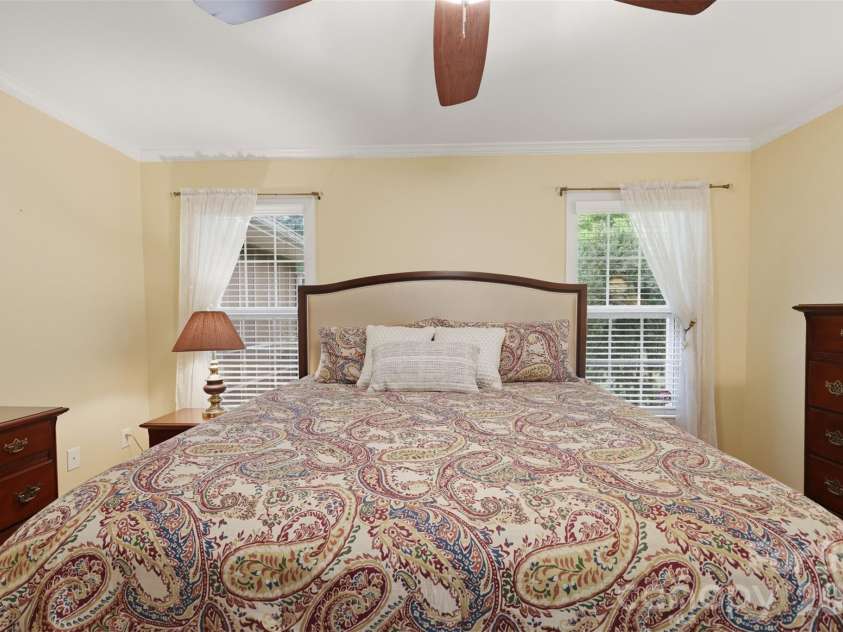 1197 Waterford Drive, Hickory, NC 28602.  MLS# CAR4386595, YatesRealty ID 26738. 