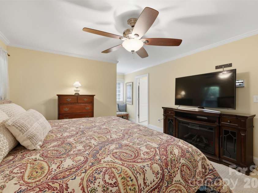 1197 Waterford Drive, Hickory, NC 28602.  MLS# CAR4386595, YatesRealty ID 26738. 