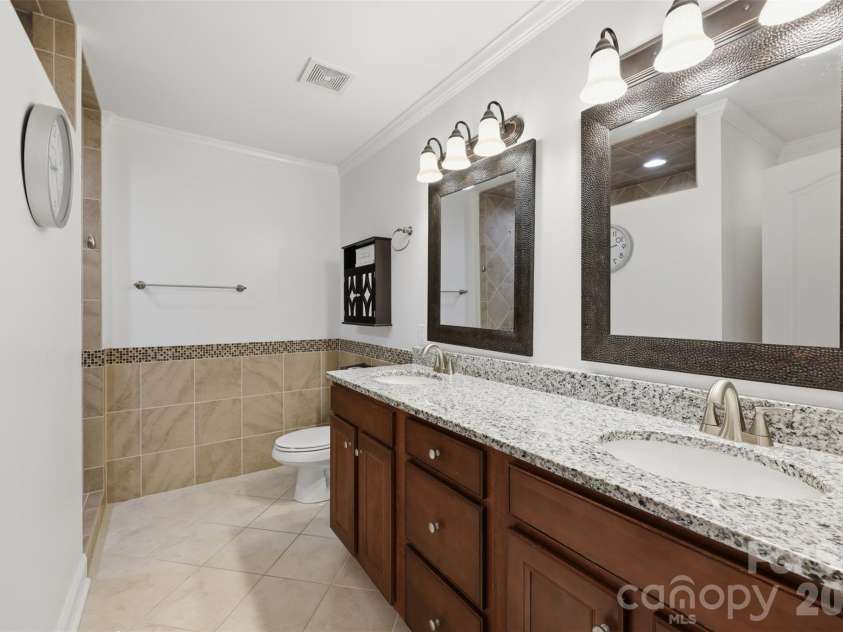 1197 Waterford Drive, Hickory, NC 28602.  MLS# CAR4386595, YatesRealty ID 26738. 