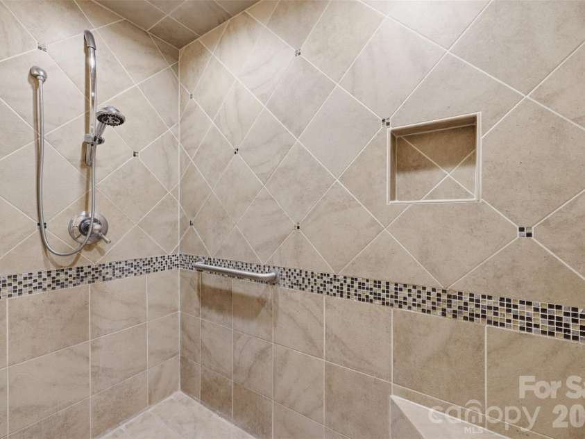 1197 Waterford Drive, Hickory, NC 28602.  MLS# CAR4386595, YatesRealty ID 26738. 