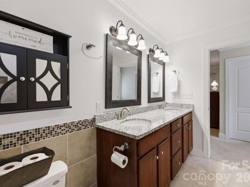 1197 Waterford Drive, Hickory, NC 28602.  MLS# CAR4386595, YatesRealty ID 26738. 