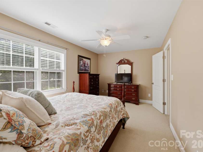 1197 Waterford Drive, Hickory, NC 28602.  MLS# CAR4386595, YatesRealty ID 26738. 