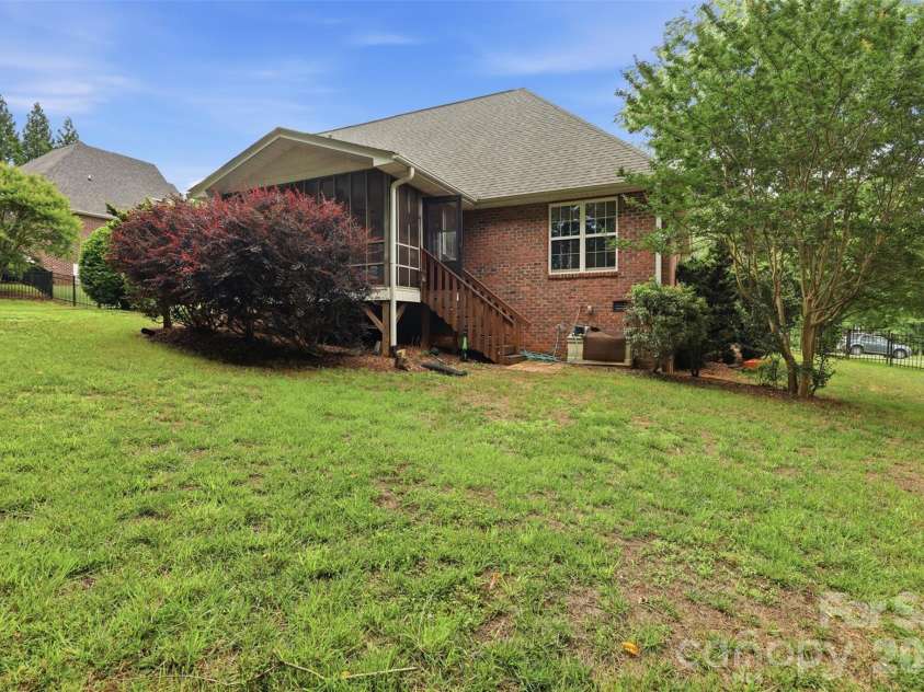 1197 Waterford Drive, Hickory, NC 28602.  MLS# CAR4386595, YatesRealty ID 26738. 
