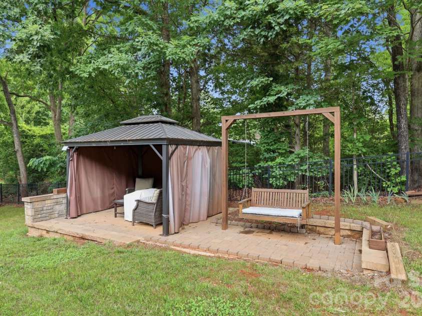 1197 Waterford Drive, Hickory, NC 28602.  MLS# CAR4386595, YatesRealty ID 26738. 