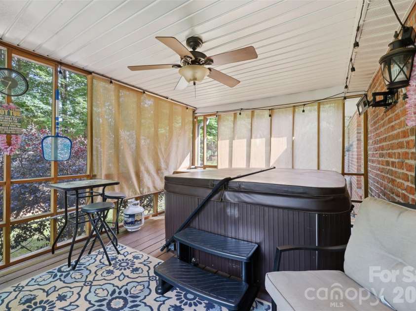 1197 Waterford Drive, Hickory, NC 28602.  MLS# CAR4386595, YatesRealty ID 26738. 