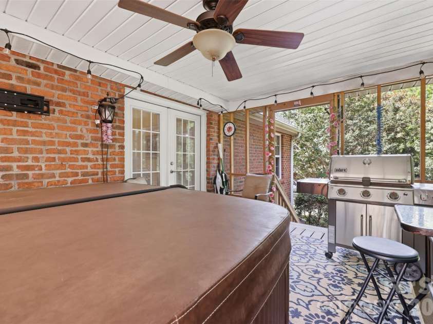 1197 Waterford Drive, Hickory, NC 28602.  MLS# CAR4386595, YatesRealty ID 26738. 