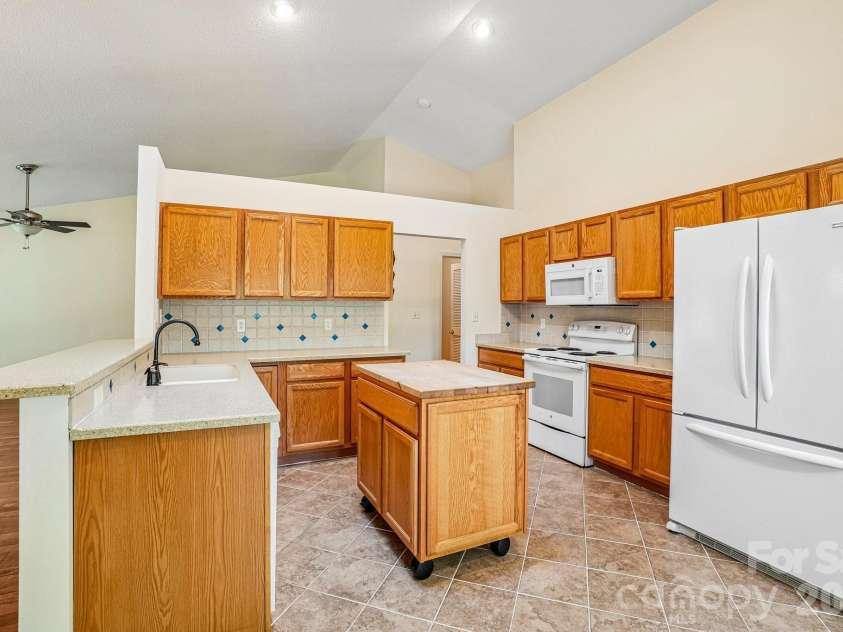 263 Fairway View Drive, Etowah, NC 28729.  MLS# CAR4387888, YatesRealty ID 26739. 