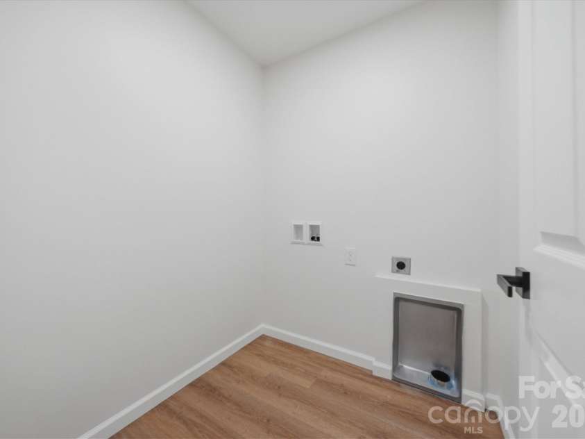 116 39th Avenue Court, Hickory, NC 28601.  MLS# CAR4321566, YatesRealty ID 2674. 