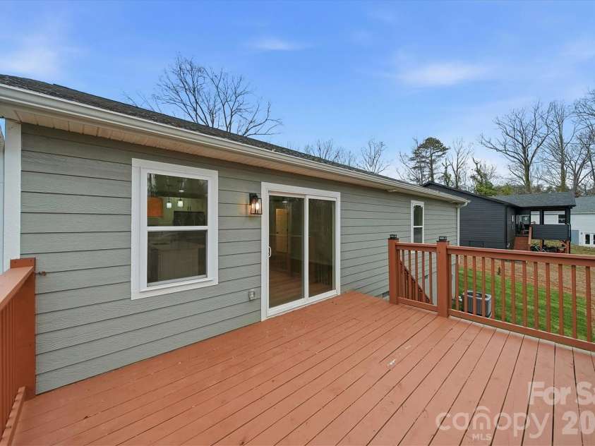 116 39th Avenue Court, Hickory, NC 28601.  MLS# CAR4321566, YatesRealty ID 2674. 