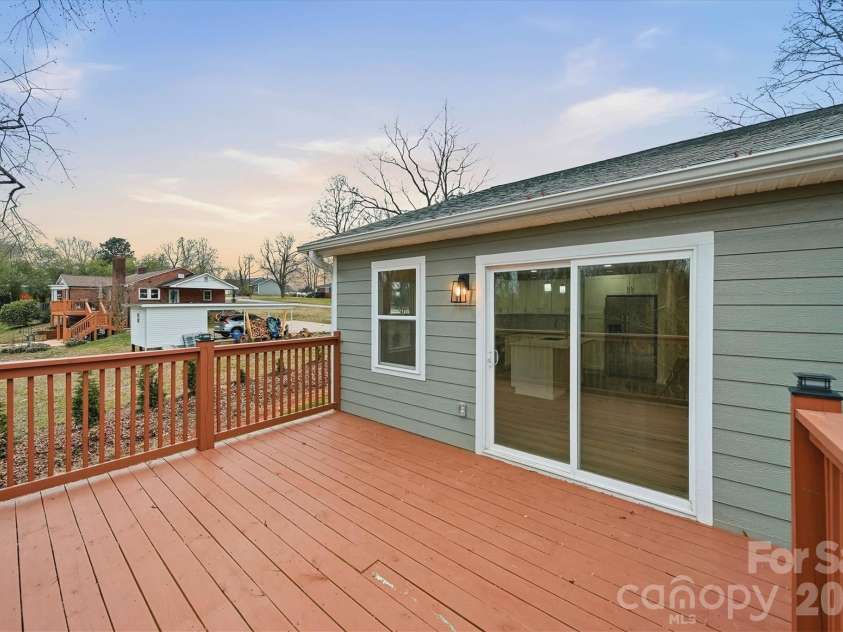 116 39th Avenue Court, Hickory, NC 28601.  MLS# CAR4321566, YatesRealty ID 2674. 