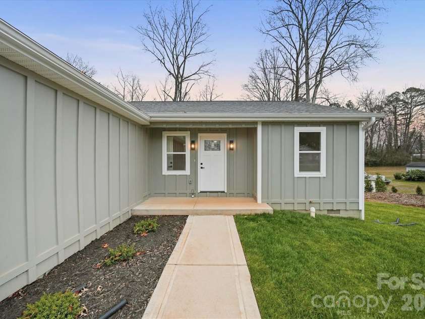 116 39th Avenue Court, Hickory, NC 28601.  MLS# CAR4321566, YatesRealty ID 2674. 