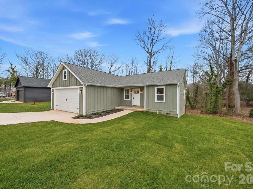 116 39th Avenue Court, Hickory, NC 28601.  MLS# CAR4321566, YatesRealty ID 2674. 