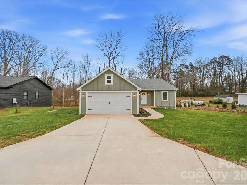 116 39th Avenue Court, Hickory, NC 28601.  MLS# CAR4321566, YatesRealty ID 2674. 