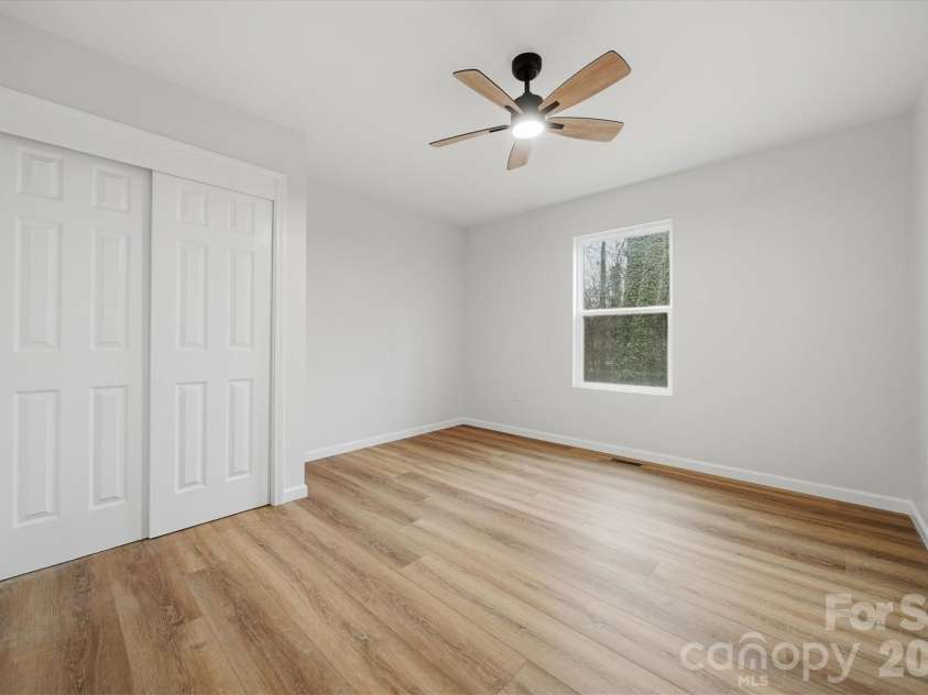 116 39th Avenue Court, Hickory, NC 28601.  MLS# CAR4321566, YatesRealty ID 2674. 