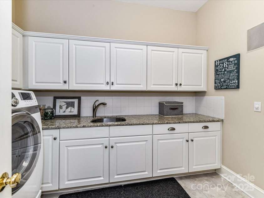 14650 Trading Path Way, Charlotte, NC 28277.  MLS# CAR4249159, YatesRealty ID 26743. A plethora of upper and lower cabinetry and a deep soaking sink
