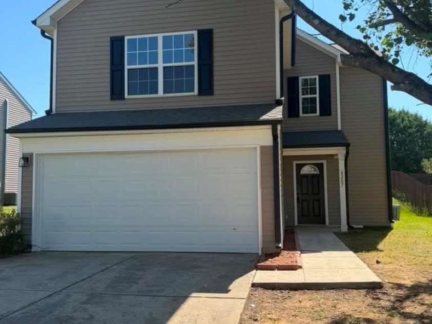 8207 Belmont Stables Drive, Charlotte, NC 28216.  MLS# CAR4384912, YatesRealty ID 26743. 