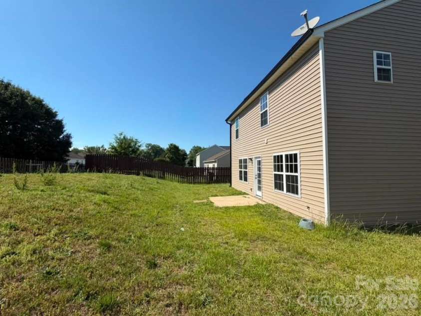 8207 Belmont Stables Drive, Charlotte, NC 28216.  MLS# CAR4384912, YatesRealty ID 26743. 