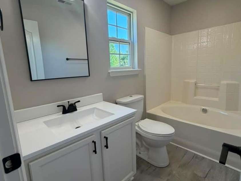 8207 Belmont Stables Drive, Charlotte, NC 28216.  MLS# CAR4384912, YatesRealty ID 26743. Primary Bath