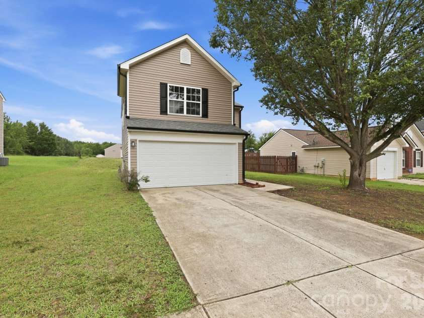 8207 Belmont Stables Drive, Charlotte, NC 28216.  MLS# CAR4409546, YatesRealty ID 26743. 